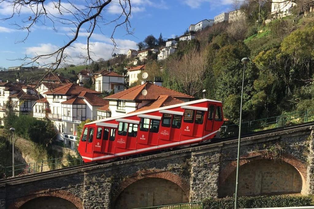 La Casita Verde. Metro Cerca Del Casco Viejo Bilbao Bagian luar foto